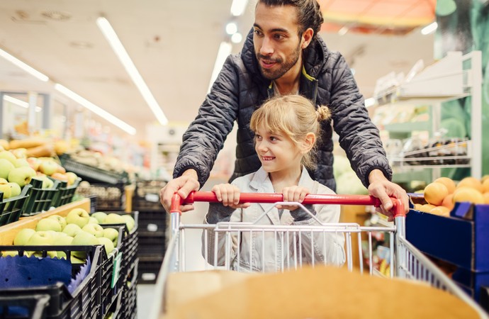 Ein WPF-Berater geht mit einem Pflegekind beim Einkaufen (Foto: iStock)