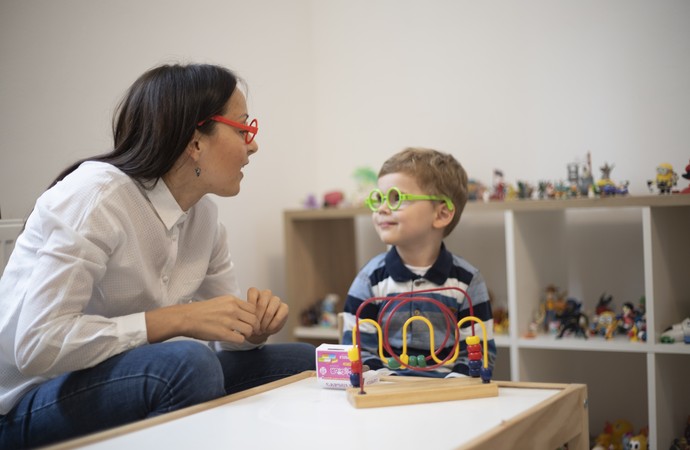 Eine Frau spielt mit einem Pflegekind (Foto: iStock)