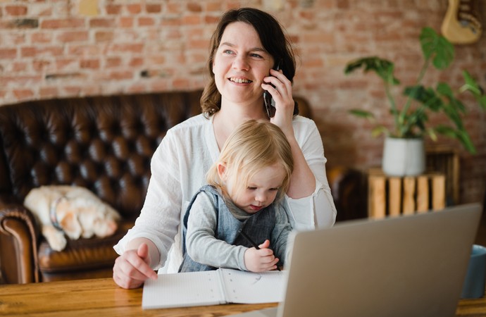 Mutter mit Kind telefoniert mit einer WPF-Beraterin (Foto: iStock)